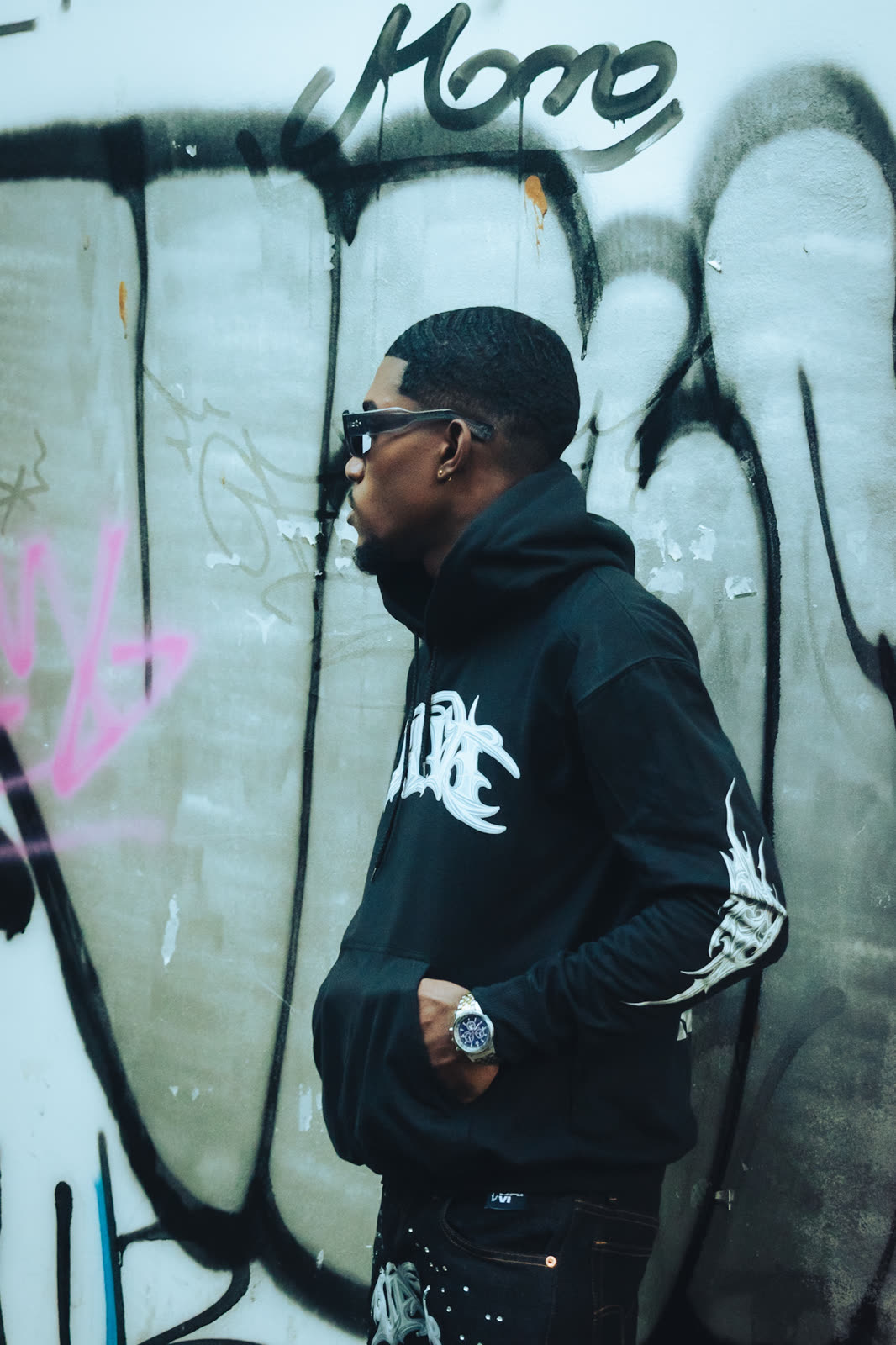 Look UAI VI: hoodie en la calle