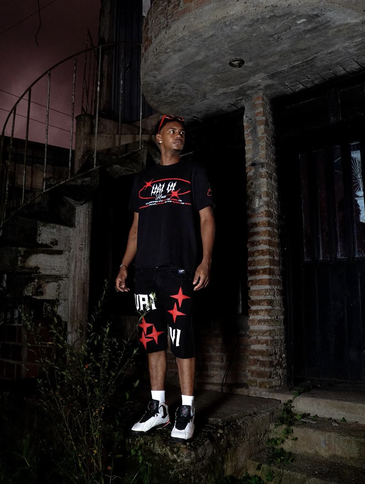 Look UAI VI: conjunto negro y rojo